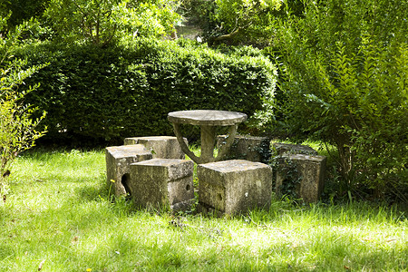Saragossa西班牙公园的石头圆桌和图片