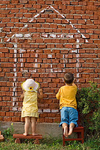 两个可爱的孩子画着梦想中的房子房地图片