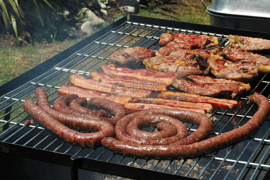 南非布拉伊人烤炉上的猪肉图片