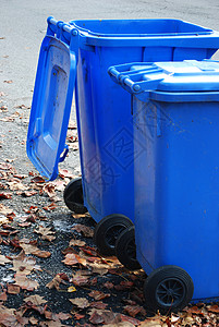 路边的蓝色垃圾桶图片