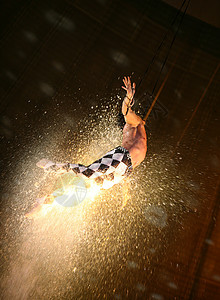 空中杂技演员在马戏团上演练图片