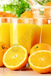 杯橙汁和水果图片