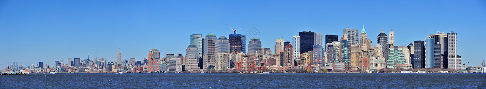 纽约市曼哈顿市中心的摩天大楼与哈德逊河上的城市天际线全景与蓝图片