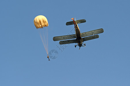 飞翔的滑翔伞飞行员图片