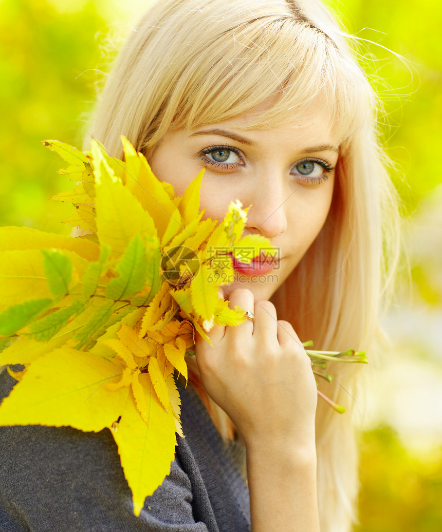 秋天的女人带着黄色的秋天枫叶图片