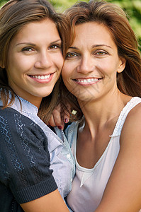 快乐的母亲和女儿图片