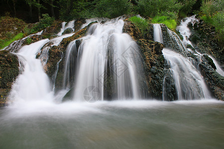 森林里有瀑布的流动河流图片