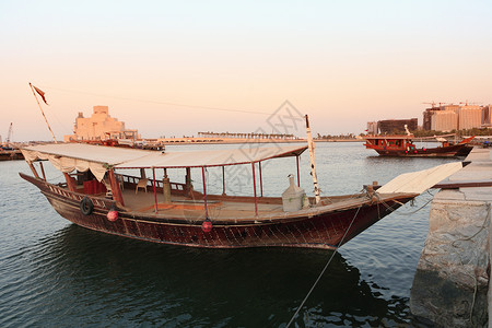 两艘单桅帆船停泊在多哈滨海路旁图片