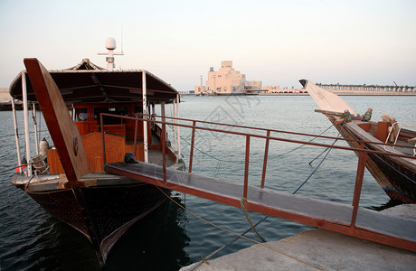 阿拉伯三角帆船被绑在多哈港图片