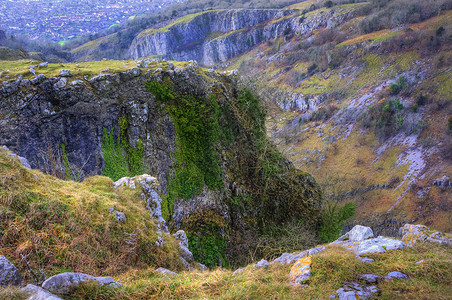 美丽的自然景观在石灰岩悬崖上方色彩明图片