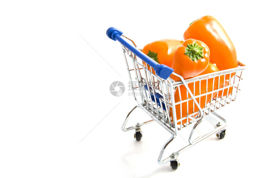 橙红辣椒在购物小车里图片