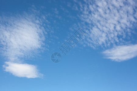 蓝的天空中高的浮云图片