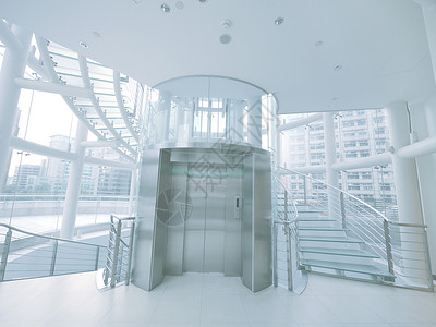 现代建筑中的透明电梯和楼梯图片