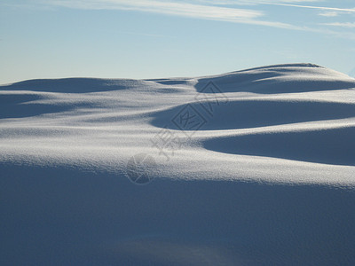 冬天刚下雪的阳光沙丘图片