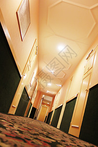 天花板上有灯的酒店走廊图片