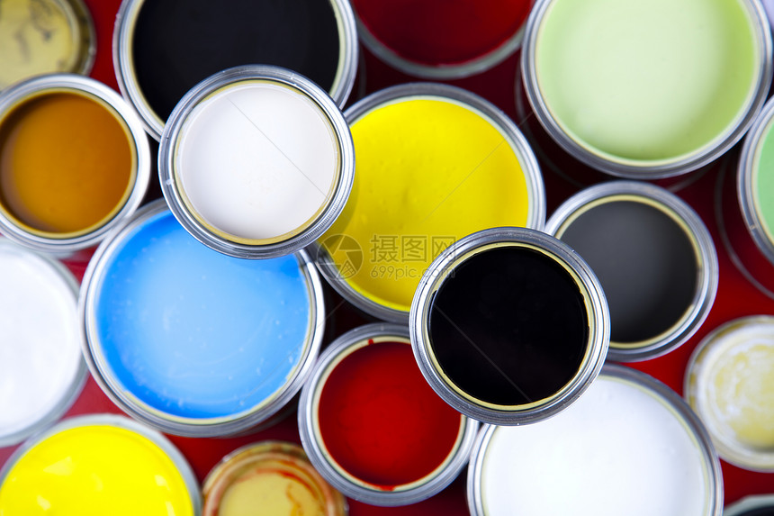 罐头和彩色背景上的油漆图片