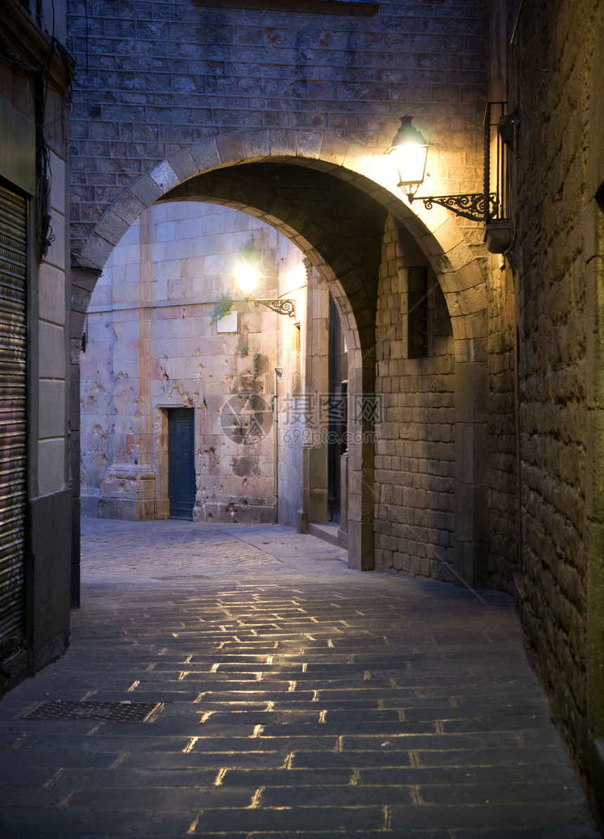 在西班牙巴塞罗那老城的狭小街图片