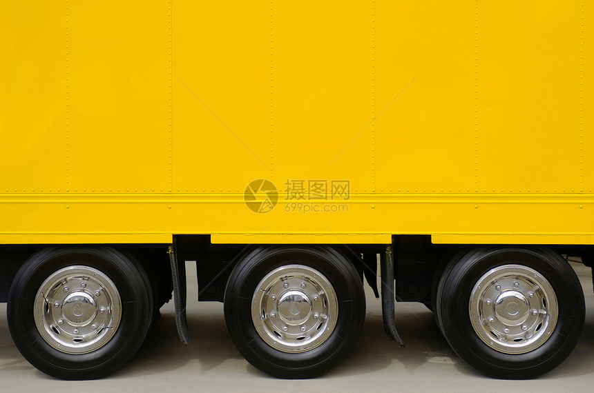 一辆有三个轮子的大卡车的黄图片