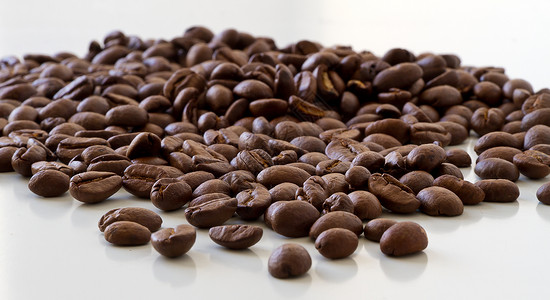 桌上的新鲜咖啡豆高清图片