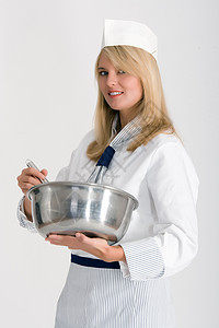 女厨师用碗和搅拌器搅拌面团高清图片