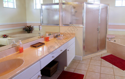 私人住宅中过时的浴室概述图片