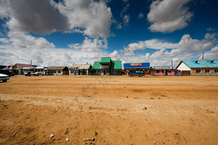 蒙古沙漠上的宁静小镇图片