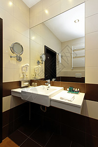 现代洗手池和大镜背景图片