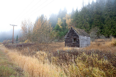 乡村草地上的一个古老的乡村小屋图片