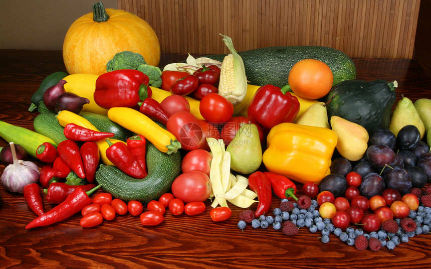 秋收成熟的蔬菜和水果有机农产品西红柿洋葱李子辣椒覆盆子西葫图片