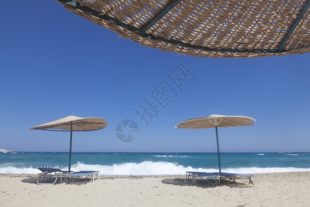 希腊蓝色天空中的草滩背景图片