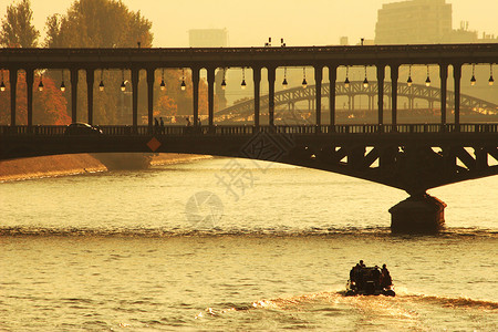 法国巴黎日落时塞纳河图片
