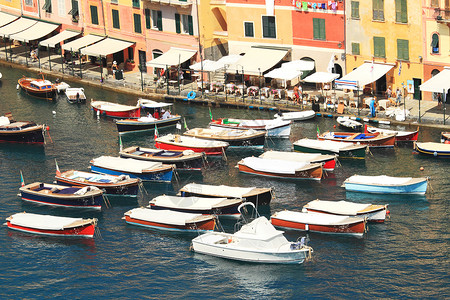 在意大利北部波托菲诺多彩色房屋中漂浮在水面上的船图片