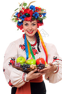 带着水果微笑着穿乌克兰民族服图片