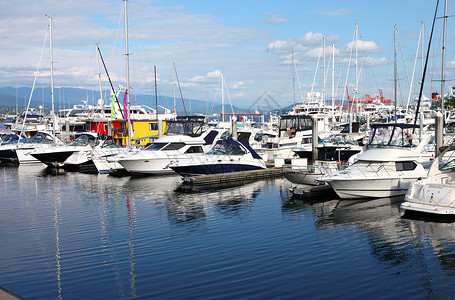 游艇和帆船停泊在加拿大不列颠哥伦比亚图片