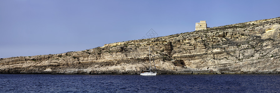 马耳他戈索岛戈佐岛屿岩石海岸线和杜韦拉湾附近一座古图片