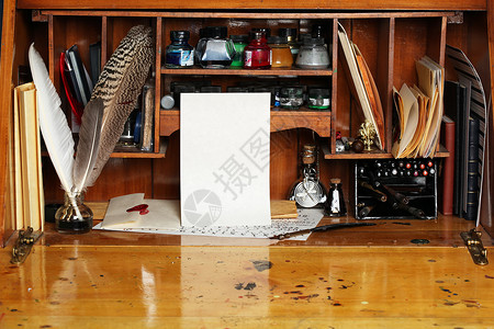 古老的书桌满是书法用的qui图片