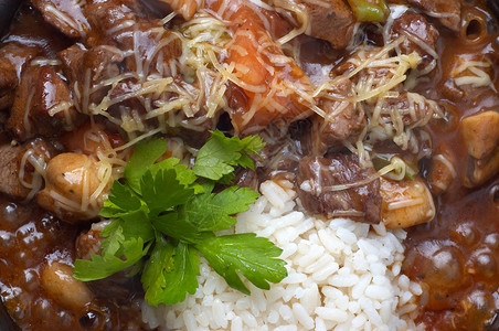 煮沸的炖牛肉用蘑菇和米饭的特写镜头图片