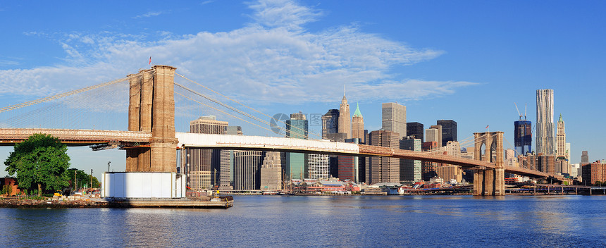 布鲁克林大桥与曼哈顿下城天际线全景早晨在纽约市东河上图片