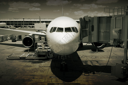 机场门口喷气机的广角视图图片