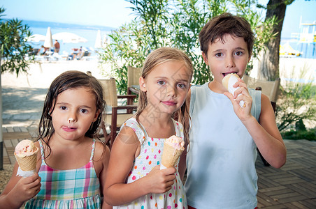 三个孩子吃冰淇淋图片