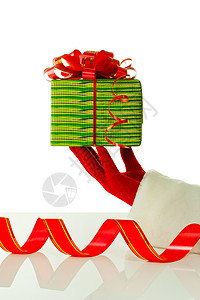 圣诞老人的手在白色背景下拿着圣诞礼物背景图片