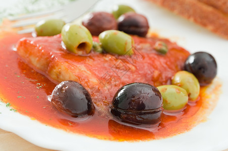 鱼配橄榄番茄酱图片