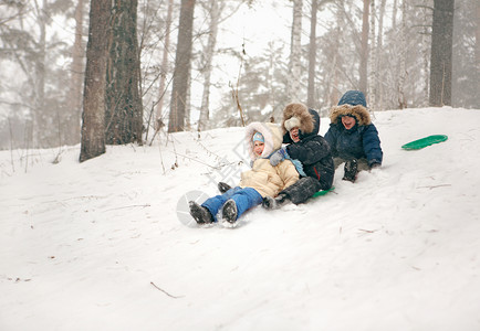 孩子们在雪坡上滑倒冬天图片