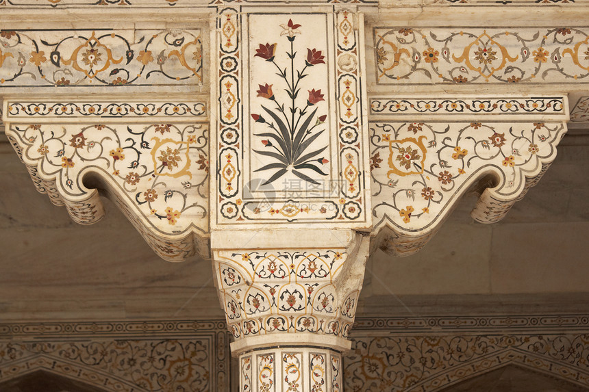 印度北方邦阿格拉红堡内莫卧儿宫的白色大理石柱子上镶嵌着半图片