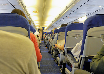 一架载有乘客的商业飞机背景图片