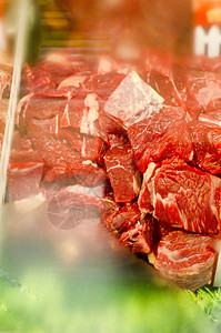 牛肉块陈列在冷藏架内图片