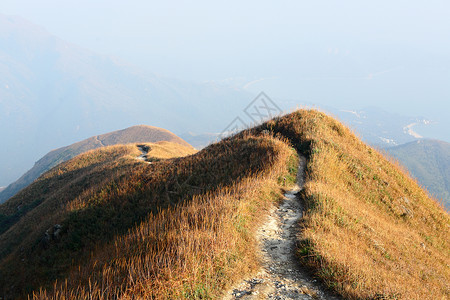 在山上徒步旅行的路径图片