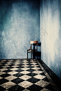 格朗盖房有蓝色旧墙的古板地板和木制椅图片
