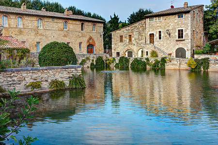 意大利托斯卡纳的中世纪村庄BagnoVignoni的古老温泉浴场图片