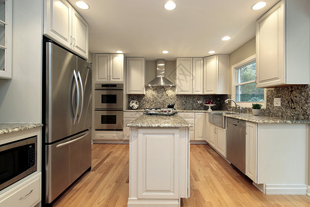 郊区住宅的厨房带有浅色橱柜背景图片